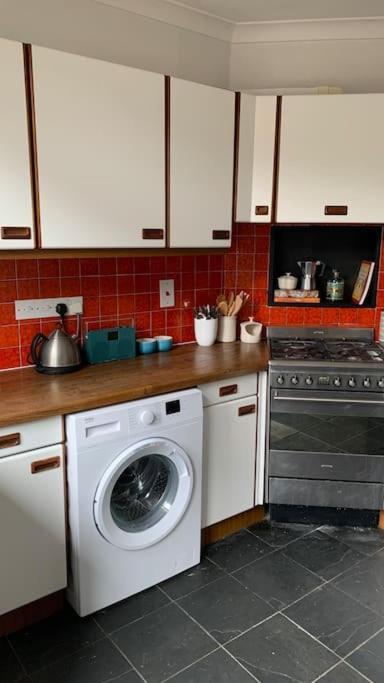 Lovely 4 Bedroom Home, Stones Throw From The Beach Brighton Exterior photo
