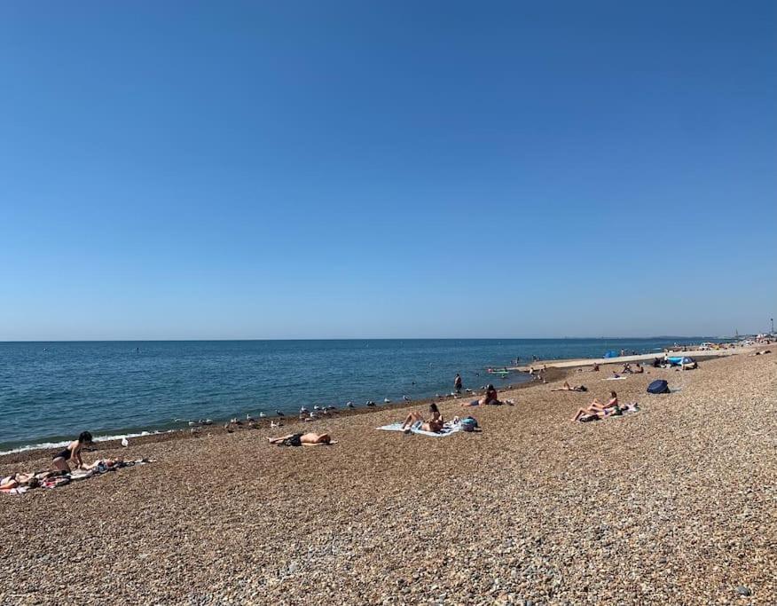 Lovely 4 Bedroom Home, Stones Throw From The Beach Brighton Exterior photo