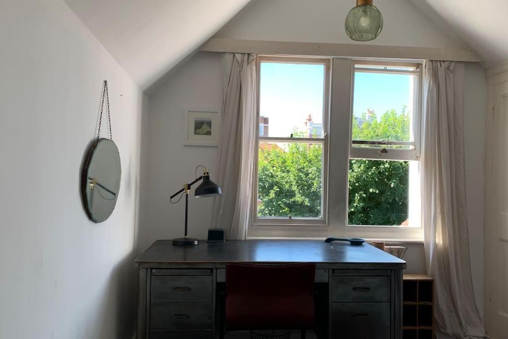 Lovely 4 Bedroom Home, Stones Throw From The Beach Brighton Exterior photo
